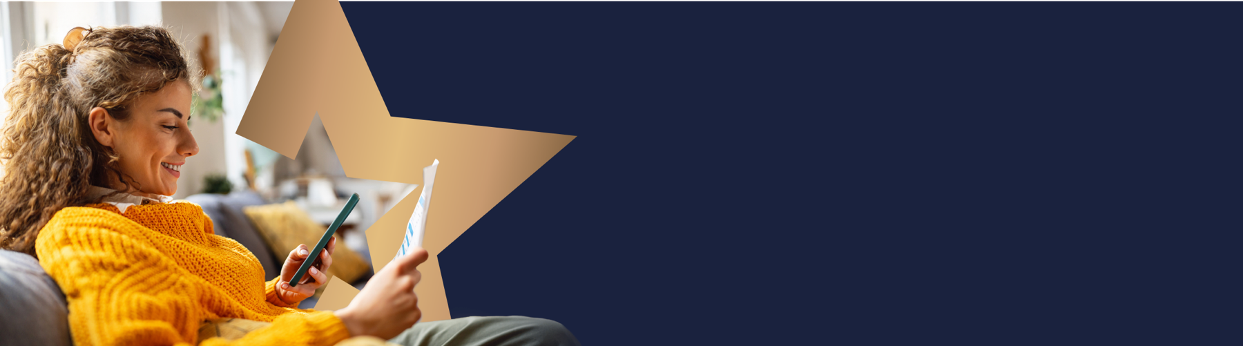 Lächelnde junge Frau im gelben Pullover sitzt entspannt auf dem Sofa, betrachtet zufrieden ihr Smartphone und ein Dokument, im Hintergrund dekorativer goldener Stern